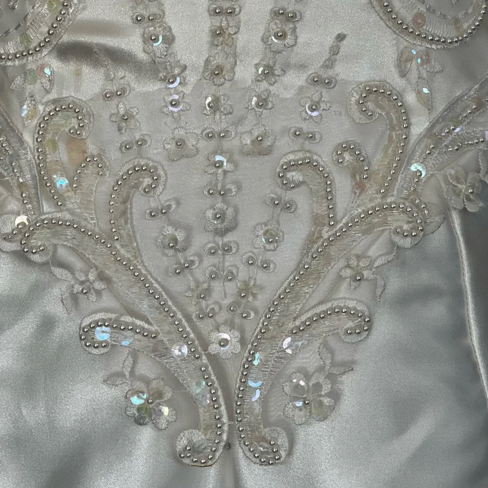 WORN 1x Wedding Dress. Satin w/lace, pearl beads & subtle sequins. Two stains - Picture 12 of 16